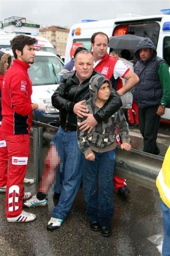 Halk otobüsü beton mikserine çarptı galerisi resim 6