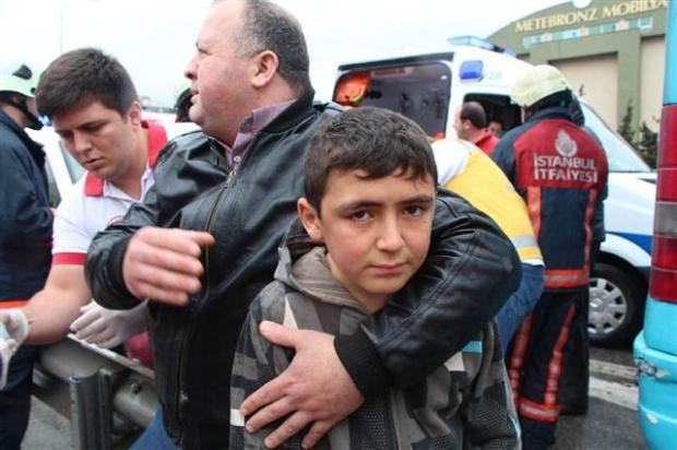 Halk otobüsü beton mikserine çarptı galerisi resim 7