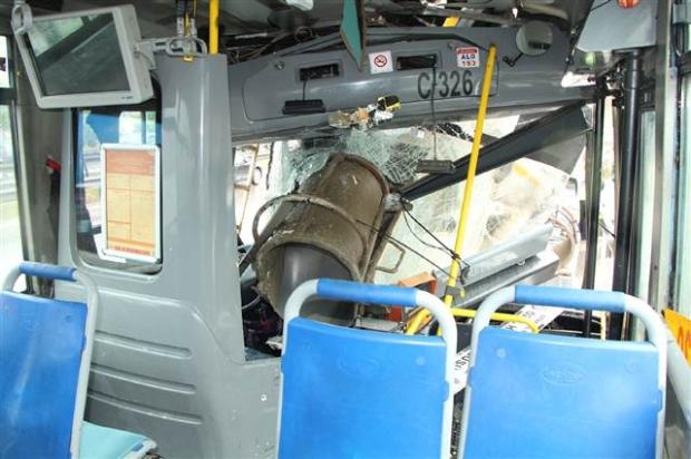 Halk otobüsü beton mikserine çarptı galerisi resim 8