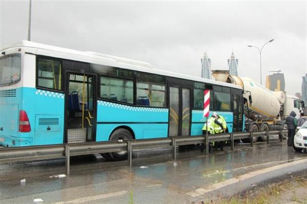 Halk otobüsü beton mikserine çarptı galerisi resim 9