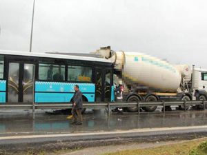 Halk otobüsü beton mikserine çarptı