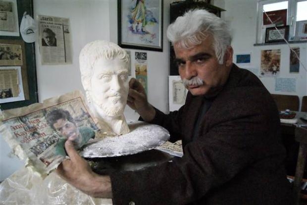 Ali İsmail ve Berkin'in annesi için hediye büst galerisi resim 1