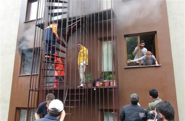 Yangına giden itfaiyeciye büyük şok galerisi resim 1