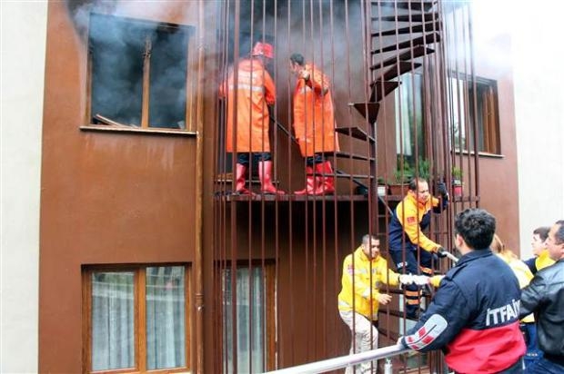 Yangına giden itfaiyeciye büyük şok galerisi resim 7