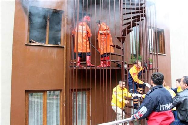 Yangına giden itfaiyeciye büyük şok galerisi resim 8