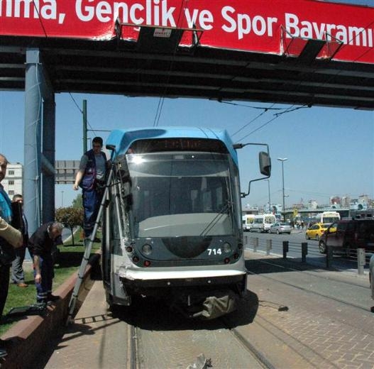 Tramvay ile İETT otobüsü çarpıştı galerisi resim 1