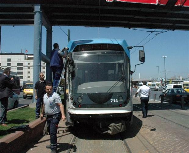 Tramvay ile İETT otobüsü çarpıştı galerisi resim 3