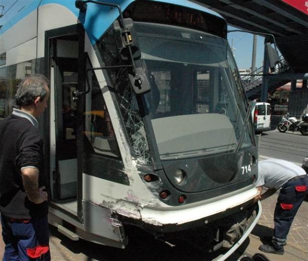 Tramvay ile İETT otobüsü çarpıştı galerisi resim 4