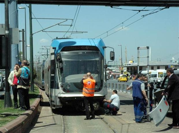 Tramvay ile İETT otobüsü çarpıştı galerisi resim 6