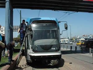 Tramvay ile İETT otobüsü çarpıştı