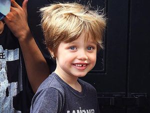 Kızını kendi eliyle erkek yapıyor