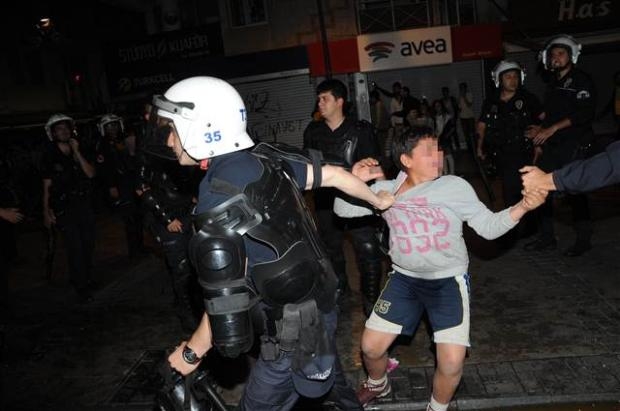 İzmir'de 10 yaşındaki çocuk gözaltına alınmak istedi galerisi resim 12