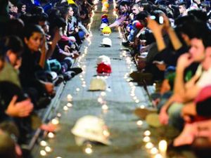 Mumlu ve baretli anma