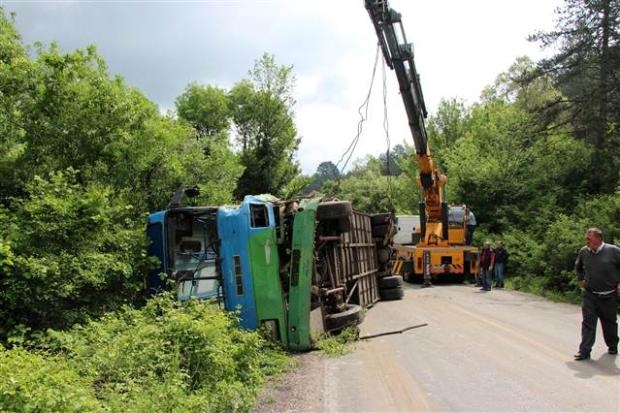 Bolu'da madencilerin minibüsü TIR'la çarpıştı galerisi resim 3