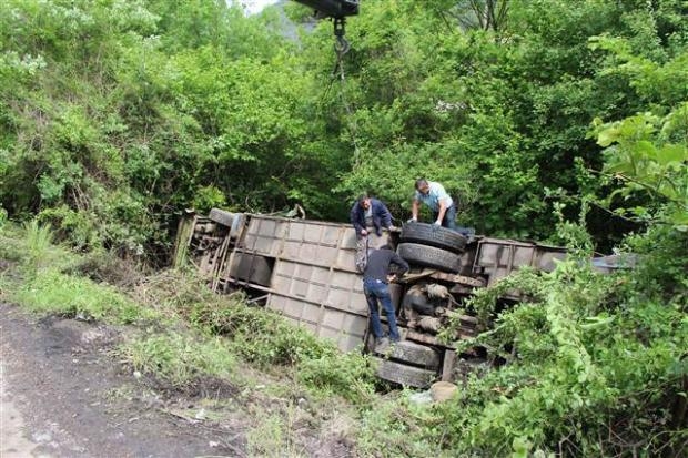 Bolu'da madencilerin minibüsü TIR'la çarpıştı galerisi resim 4