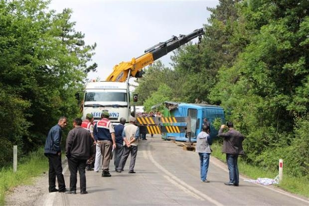 Bolu'da madencilerin minibüsü TIR'la çarpıştı galerisi resim 6
