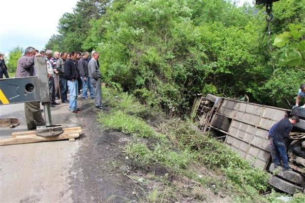 Bolu'da madencilerin minibüsü TIR'la çarpıştı galerisi resim 7