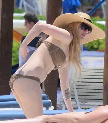 Avril Lavigne tatilde görüntülendi galerisi resim 5