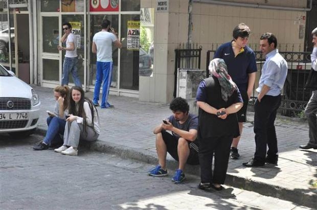 Deprem sonrası halk sokağa döküldü galerisi resim 25