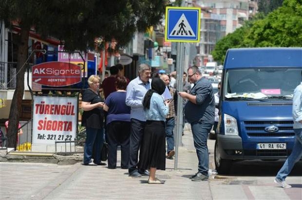 Deprem sonrası halk sokağa döküldü galerisi resim 3
