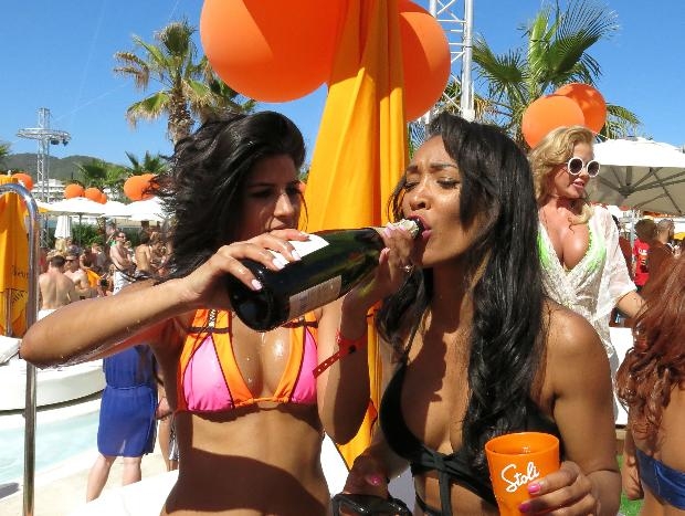 Jasmin Valia'dan çıplak ve seksi doğum günü partisi galerisi resim 15