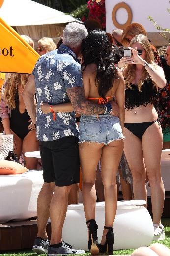 Jasmin Valia'dan çıplak ve seksi doğum günü partisi galerisi resim 24