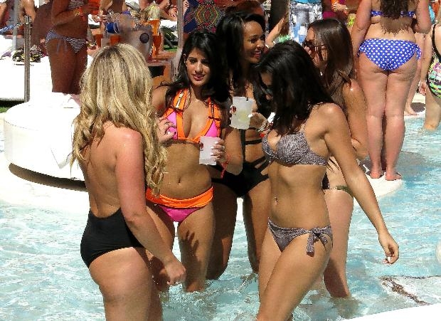 Jasmin Valia'dan çıplak ve seksi doğum günü partisi galerisi resim 26