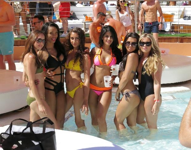 Jasmin Valia'dan çıplak ve seksi doğum günü partisi galerisi resim 8