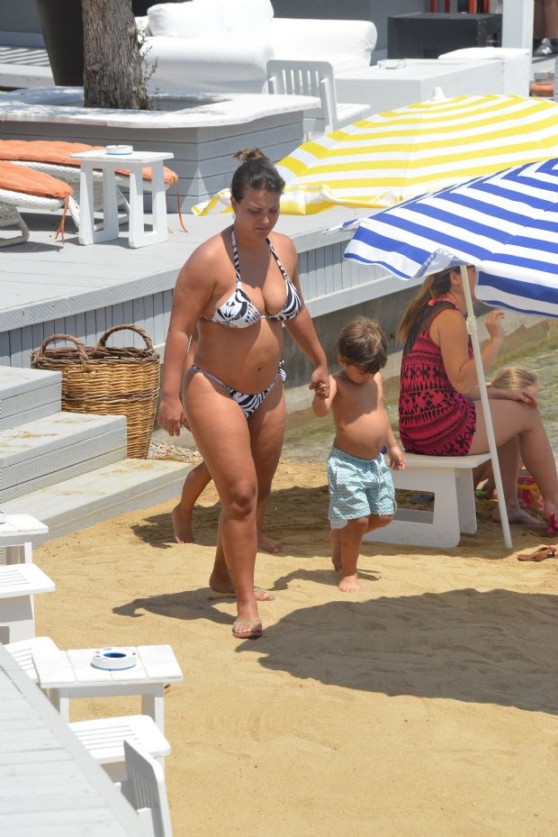 Yenge bikini giydi, dövmesi herkesi şaşırttı galerisi resim 9