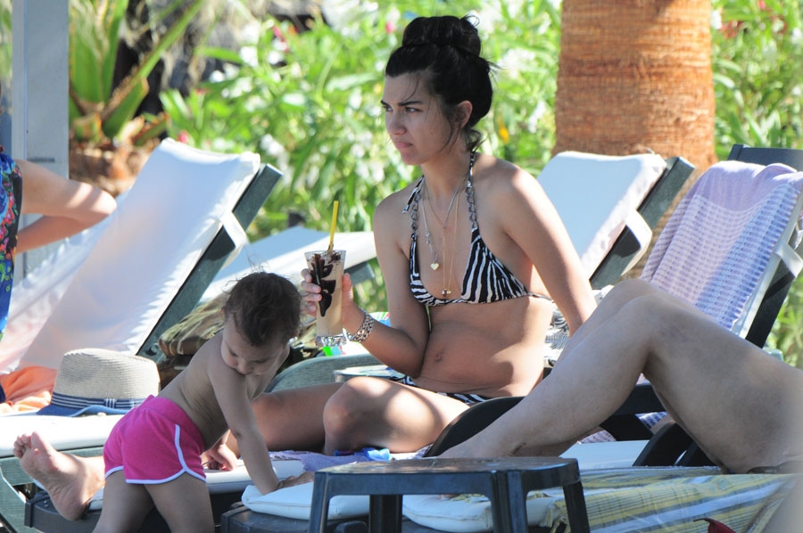 Tuba Büyüküstün ikizleriyle tatilde galerisi resim 1