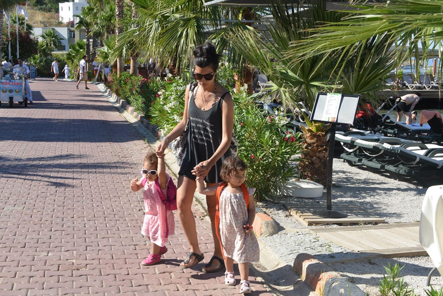 Tuba Büyüküstün ikizleriyle tatilde galerisi resim 17