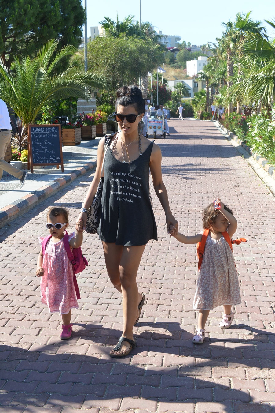 Tuba Büyüküstün ikizleriyle tatilde galerisi resim 18