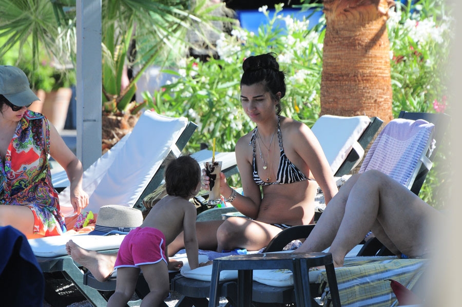 Tuba Büyüküstün ikizleriyle tatilde galerisi resim 2