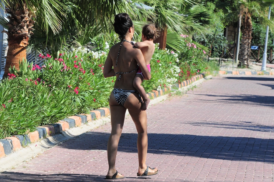 Tuba Büyüküstün ikizleriyle tatilde galerisi resim 6