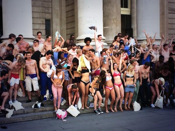 Çıplak protesto galerisi resim 1