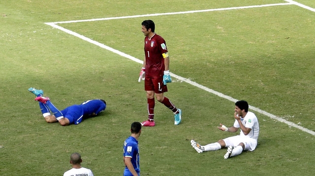 Suarez yine ısırdı galerisi resim 4