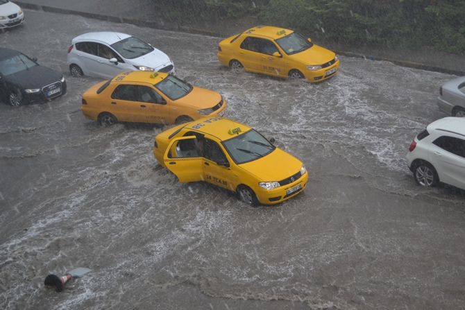 İstanbul'da yoğun yağış hayatı felç etti galerisi resim 1