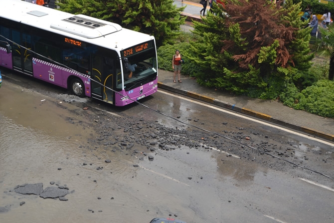 İstanbul'da yoğun yağış hayatı felç etti galerisi resim 12