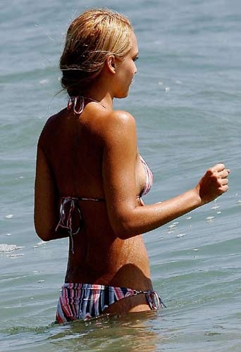 Jessica Alba plajda galerisi resim 13