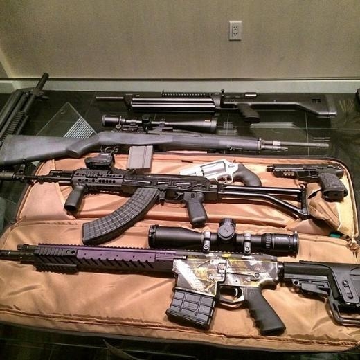 INSTAGRAM'IN PLAYBOY'U DAN BILZERIAN galerisi resim 3