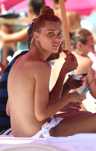 SVEVA ALVITI ÜSTSÜZ GÖRÜNTÜLENDİ galerisi resim 1