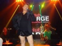 Kuşum Aydın sahneye mini şortla çıktı galerisi resim 1