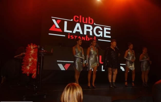 Kuşum Aydın sahneye mini şortla çıktı galerisi resim 11