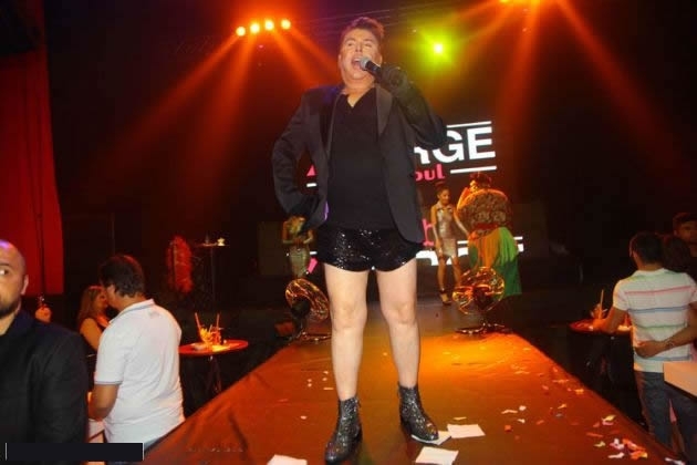 Kuşum Aydın sahneye mini şortla çıktı galerisi resim 14