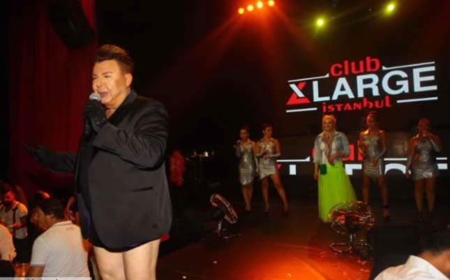 Kuşum Aydın sahneye mini şortla çıktı galerisi resim 2