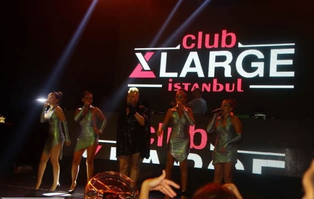 Kuşum Aydın sahneye mini şortla çıktı galerisi resim 3