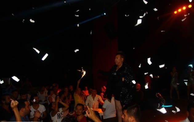 Kuşum Aydın sahneye mini şortla çıktı galerisi resim 7