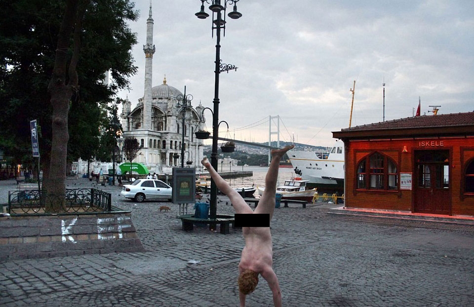 Dünyayı çıplak geziyor galerisi resim 4