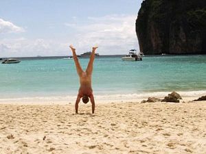 Dünyayı çıplak geziyor