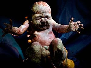 Bebeklerin dünyaya gözlerini açtıkları ilk anlar